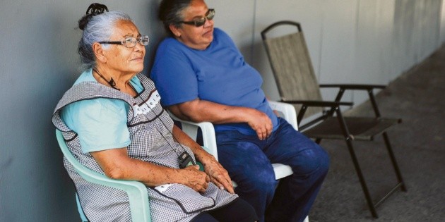 Rosa le regresa el favor a su hijo y se forma para que lo vacunen