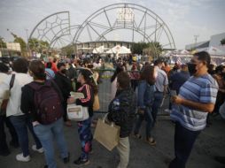 Con largas filas, arranca vacunación de personas entre 50 a 59 años en el Auditorio Benito Juárez