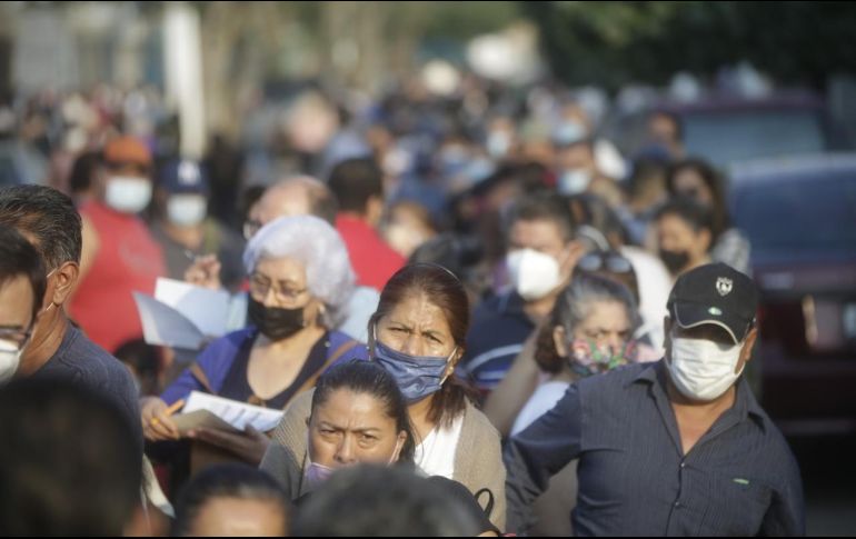 Habitantes hacen hoy fila en el Auditorio Benito Juárez. Este lunes inició la vacunación para personas de 50 a 59 años y mujeres embarazadas. EL INFORMADOR / F. Atilano
