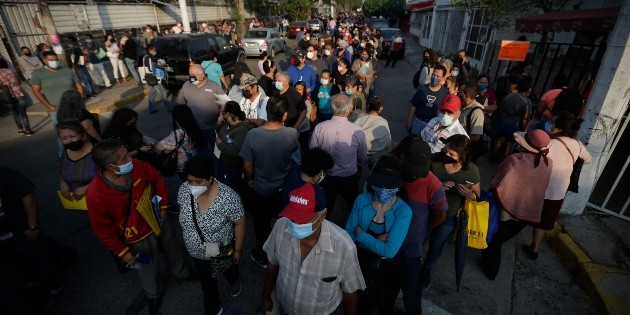 COVID-19 en Jalisco: Piden no llegar con varias horas de anticipaci&oacute;n a recibir vacuna