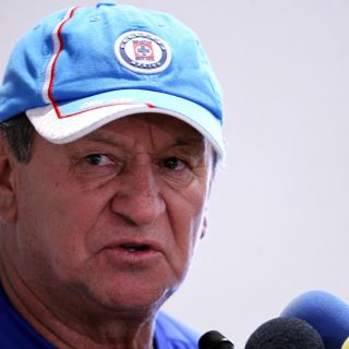 Reynoso cumple y regala medalla de campeón a Enrique Meza