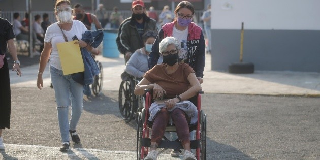 COVID-19 en Jalisco: Vacunan a hasta dos mil personas por hora en el primer d&iacute;a de inmunizaci&oacute;n de adultos de 50 a 59 a&ntilde;os