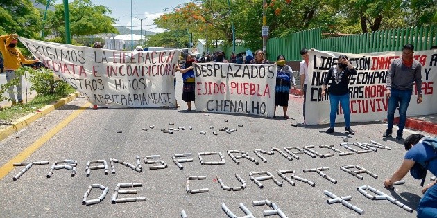 Se enfrentan polic&iacute;as y normalistas