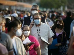 QUIEREN SER LOS PRIMEROS EN RECIBIR LA VACUNA. Habitantes de Tlajomulco de Zúñiga, Tlaquepaque, Tonalá y El Salto llegaron al Auditorio Benito Juárez hasta tres horas antes de su cita para obtener la inyección contra el COVID - 19.  FATILANO