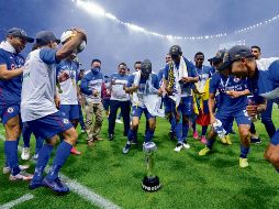 SE QUITARON UN PESO DE ENCIMA. Jugadores azules celebran la conquista del campeonato. IMAGO7