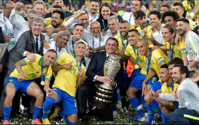 Bolsonaro, negacionista, minimizó el impacto que la Copa América podría tener en relación con la crisis sanitaria causada por el coronavirus, que en Brasil ya ha matado a más de 462 mil personas y continúa fuera de control. AFP / ARCHIVO