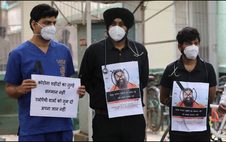 Médicos indios portaban este martes brazaletes negros demandando la detención de un popular gurú, quien afirma que el yoga puede prevenir el COVID-19. EFE / R. Gupta