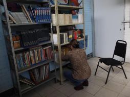 Grupos de padres de familia realizan labores de limpieza y desinfección en los centros educativos. EFE/S. Gutiérrez