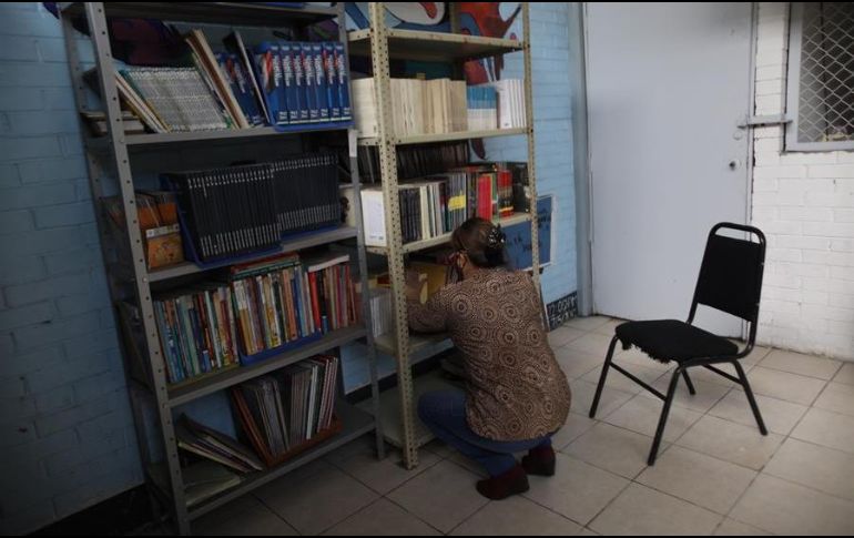 Grupos de padres de familia realizan labores de limpieza y desinfección en los centros educativos. EFE/S. Gutiérrez