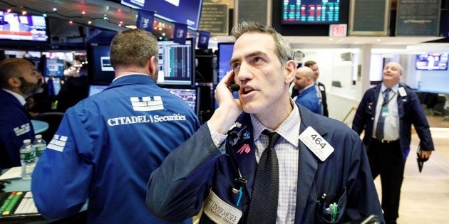 Wall Street cierra mixto tras datos de manufactura en EU