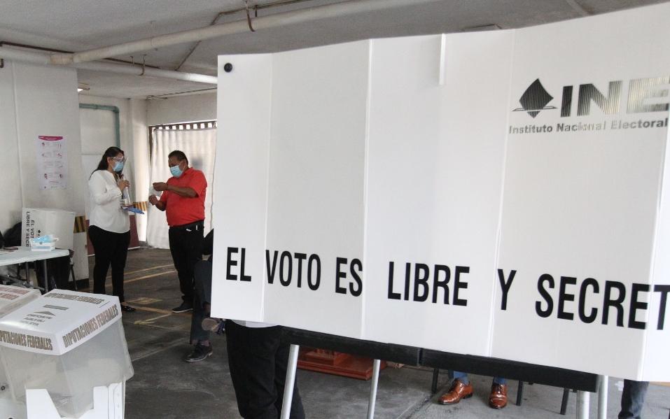 Para entrar a la casilla y ejercer tu voto, debes portar cubrebocas y seguir medidas sanitarias como usar gel antibacterial. ESPECIAL/INE