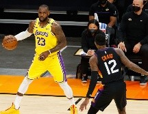 SOLITARIO. Sin Anthony Davis en la cancha, LeBron intentó tirar del carro, sin éxito para los angelinos. AFP