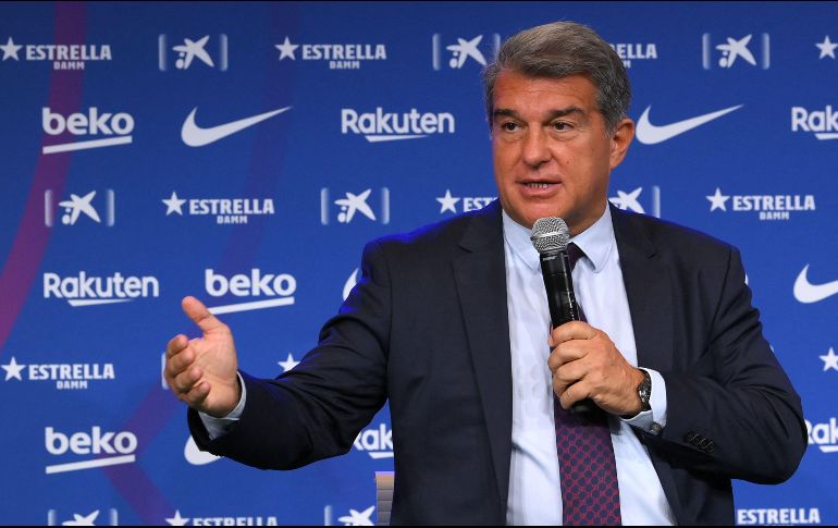 ESFUERZO. Joan Laporta sigue trabajando en la confección de la plantilla de cara a la temporada 2021-2022. AFP