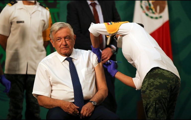AMLO reitera su llamado a la población mexicana a que se apliquen la vacuna por los beneficios que se obtienen. AP / ARCHIVO