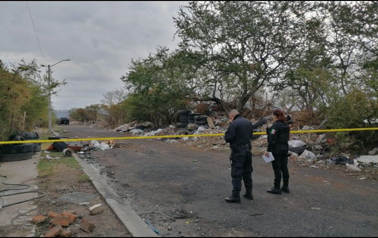 El occiso fue localizado dentro de un terreno abandonado, en el cruce de las calles Cordilleras y Rafael Cabrera. ESPECIAL