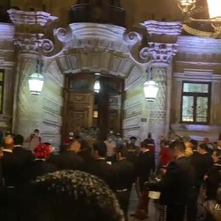 Llevan serenata al gobernador de Jalisco; "Si se va del poder volverá a salir el sol"