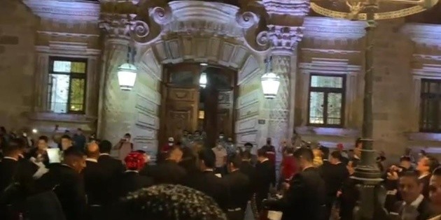 Elecciones Jalisco 2021: Llevan serenata a Alfaro; "si se va del poder volver&aacute; a salir el sol"