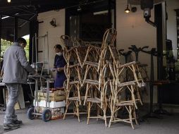 Un proveedor entrega víveres en un restaurante de París. EFE/Y. Valat