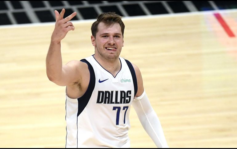 Luka Doncic anotó 42 y los Mavs están a un paso de clasificar a la siguiente ronda. AFP
