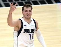 Luka Doncic anotó 42 y los Mavs están a un paso de clasificar a la siguiente ronda. AFP