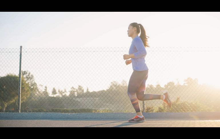 Si no eres una persona matutina, se recomienda dejar tu ropa preparada desde un día antes. UNSPLASH/ ANDREW TANGLAO