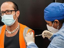 AMLO explica que ayer sólo en la ciudad de se inmunizaron a 102 mil 912 personas, en el Estado de México 221 mil 134, en Guanajuato 92 mil 616, Nuevo León 63 mil 565, entre otros. EFE / T. Romano