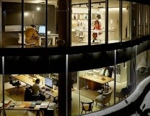 Algunas sociedades glorifican el exceso de trabajo hasta el punto de agotamiento. GETTY IMAGES