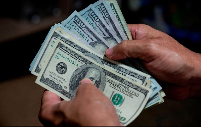 Al menudeo, el dólar se vende en 20.52 pesos en ventanillas de CitiBanamex,16 centavos más caro que ayer miércoles. EFE / ARCHIVO