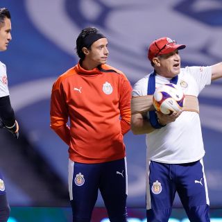 Chivas da espaldarazo a sus arqueros
