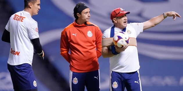 Chivas da espaldarazo a sus arqueros