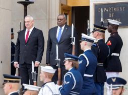 El secretario de Defensa de los Estados Unidos, Lloyd Austin (R), da la bienvenida al Ministro de Defensa de Israel, Benny Gantz (L), en el Pentágono. EFE/J. Lo Scalzo
