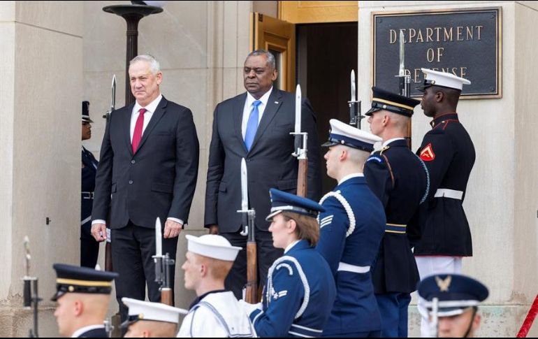 El secretario de Defensa de los Estados Unidos, Lloyd Austin (R), da la bienvenida al Ministro de Defensa de Israel, Benny Gantz (L), en el Pentágono. EFE/J. Lo Scalzo