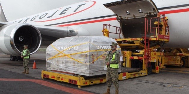 COVID-19: Llegan a M&eacute;xico un mill&oacute;n 585 mil vacunas Pfizer y Sinovac