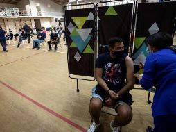 Chile, cuya meta es inmunizar a 15 de los 19 millones de habitantes, ha vacunado con ambas dosis al 53% de su población y a un 72% con una dosis. EFE/A. Valdés