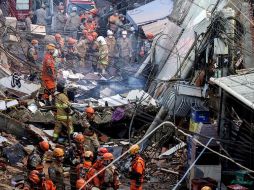 Tres personas fueron rescatadas y al menos otras tres siguen bajo los escombros de un edificio residencial de cuatro pisos que se derrumbó este jueves. EFE/A. Lacerda
