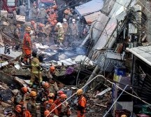 Tres personas fueron rescatadas y al menos otras tres siguen bajo los escombros de un edificio residencial de cuatro pisos que se derrumbó este jueves. EFE/A. Lacerda