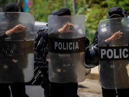 Policías montan guardia afuera de la casa de Cristiana Chamorro. AFP/I. Ocon