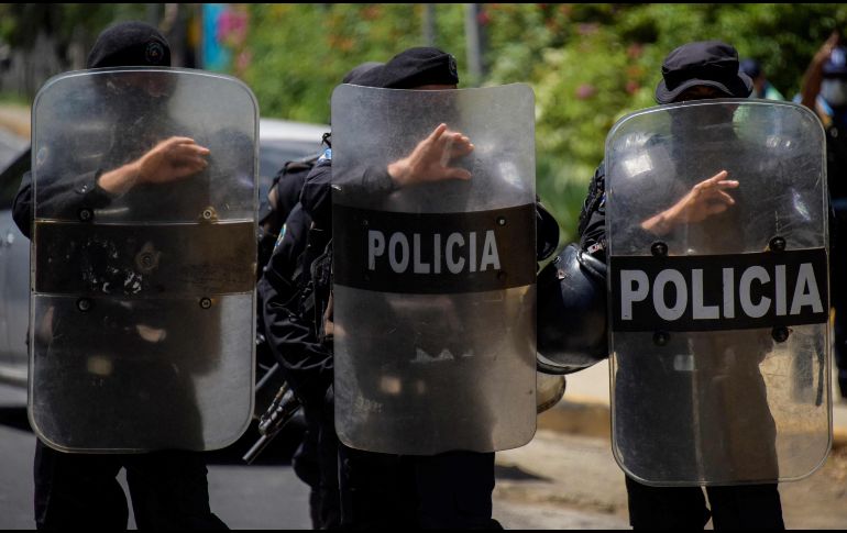 Policías montan guardia afuera de la casa de Cristiana Chamorro. AFP/I. Ocon