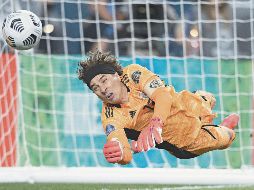 El arquero Guillermo Ochoa detuvó el disparo de Allan Cruz para darle a México el pase a la final del torneo. IMAGO7