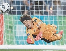El arquero Guillermo Ochoa detuvó el disparo de Allan Cruz para darle a México el pase a la final del torneo. IMAGO7