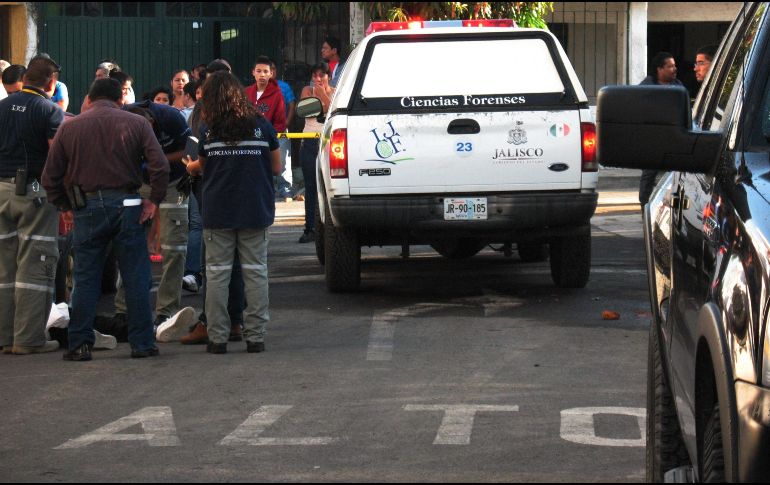 El cadáver es localizado por policías municipales sobre la calle Nuestra Señora de Las Mercedes al cruce de Nuevo México. EL INFORMADOR / ARCHIVO
