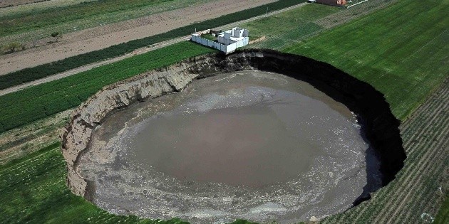 Socav&oacute;n en Puebla derrumba rec&aacute;mara y barda de casa