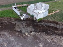 El socavón inició con un diámetro de cinco metros, y el jueves ya tenía más de 80 por 29 de profundidad, y sigue creciendo. EFE/H. Ríos