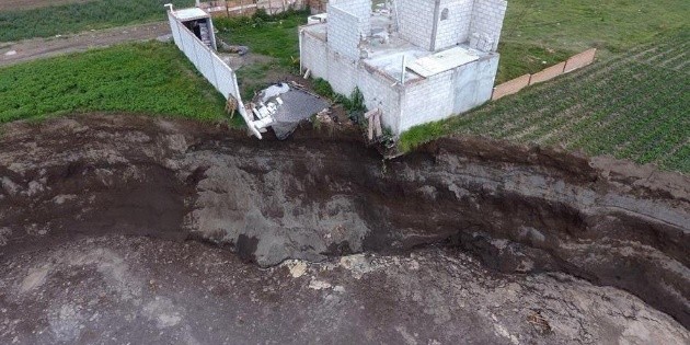 Las sorprendentes im&aacute;genes de la casa tragada por un socav&oacute;n en Puebla