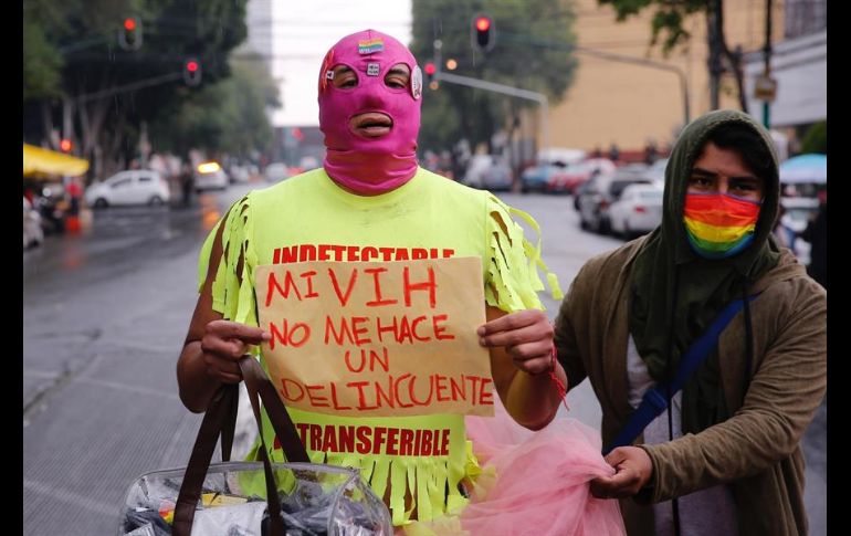Miembros de la organización VIHve Libre se concentraron frente una sede de la Fiscalía capitalina para protestar contra lo que consideran la criminalización del VIH. EFE/C. Ramírez