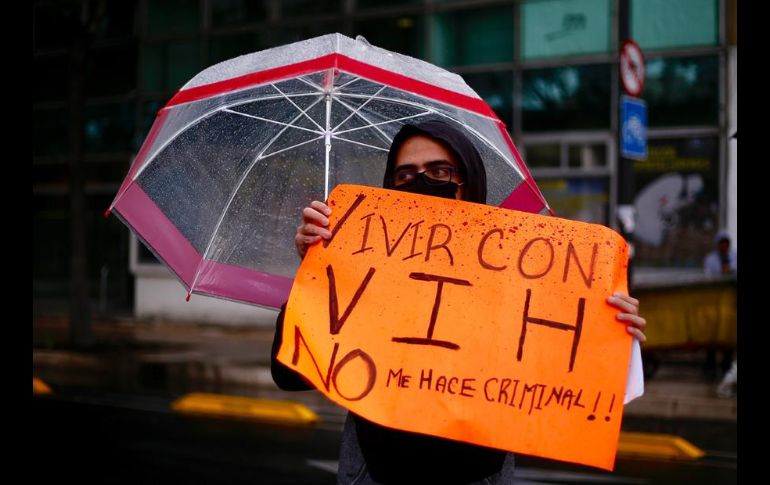 Miembros de la organización VIHve Libre se concentraron frente una sede de la Fiscalía capitalina para protestar contra lo que consideran la criminalización del VIH. EFE/C. Ramírez