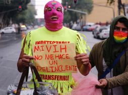 Miembros de la organización VIHve Libre se concentraron frente una sede de la Fiscalía capitalina para protestar contra lo que consideran la criminalización del VIH. EFE/C. Ramírez