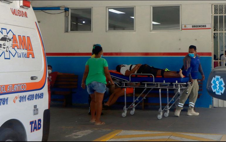 Un paciente es ingresado en urgencias de un hospital de Cartagena de Indias. EFE/R. Maldonado