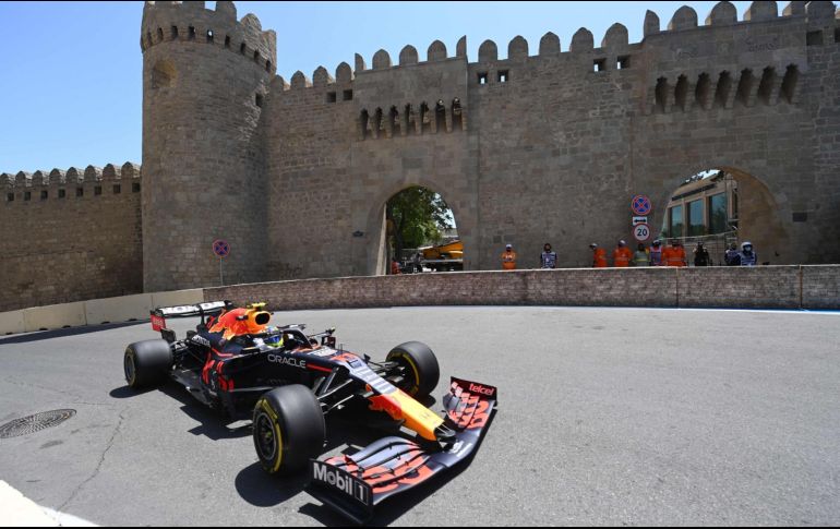 En una accidentada calificación para el GP de Azerbaiyán, al piloto mexicano Sergio ''Checo'' Pérez no le quedó de otra y tendrá que partir desde el sexto puesto en la parrilla de salida de este domingo. AFP / O. Kose