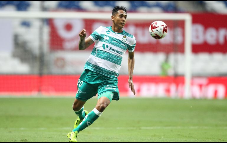 La directiva rojinegra busca ahora a Hugo Isaac Rodríguez, zaguero central que debutara con Atlas y que hasta este momento defiende los colores de Santos Laguna. IMAGO7